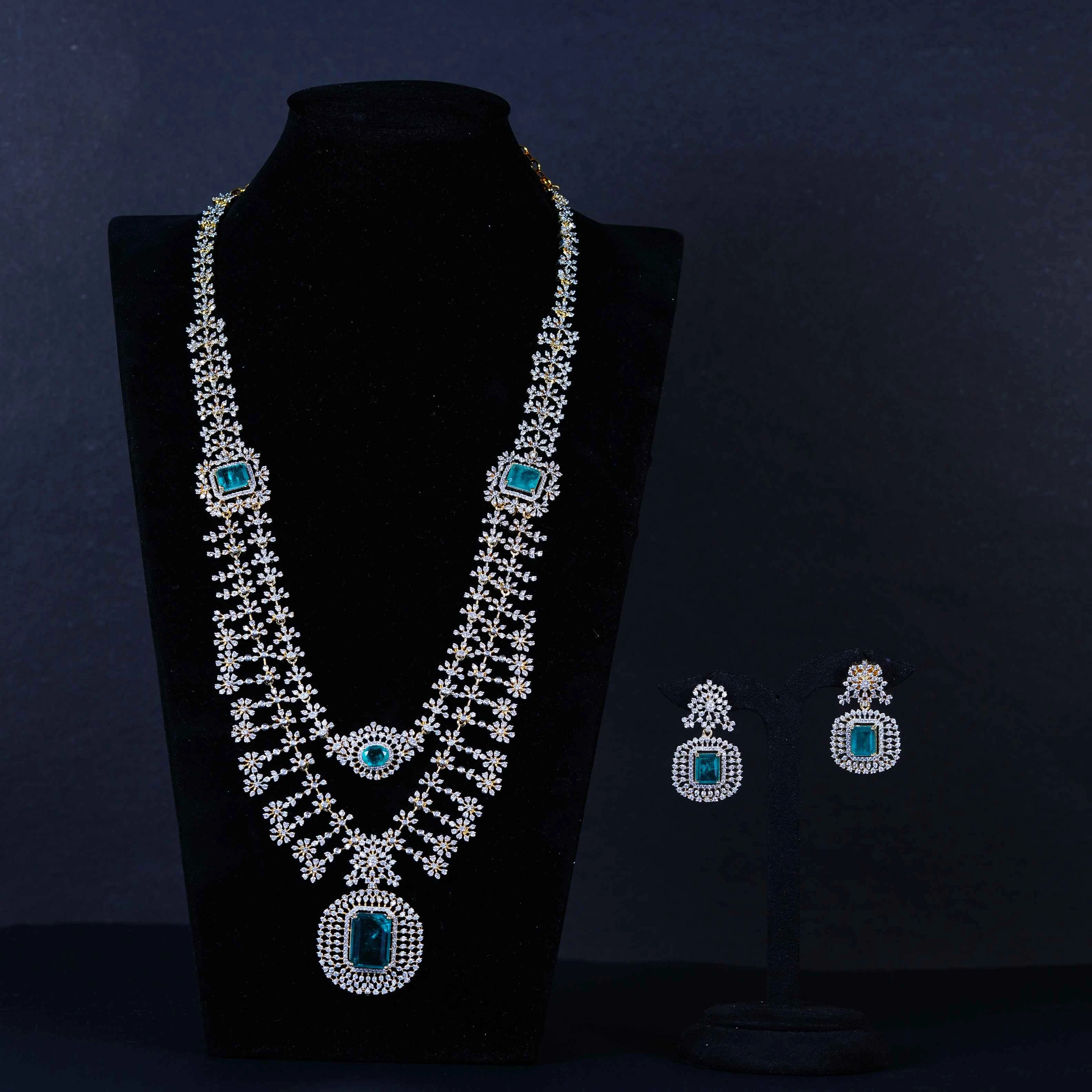 “Double-Layer Floral Emerald Long Necklace”